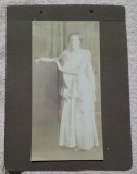 Fotografie lipita pe carton, femeie in tinuta de gala, inceput de secol XX