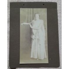 Fotografie lipita pe carton, femeie in tinuta de gala, inceput de secol XX