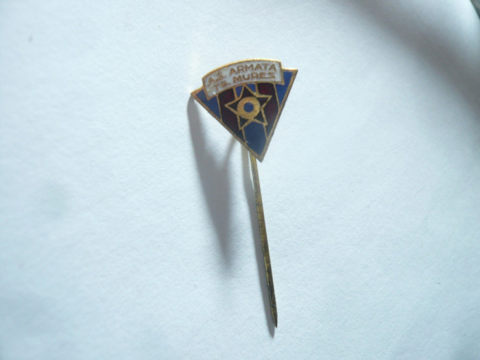 Insigna Fotbal - AS Armata Tg Mures , metal si email , h=1,4cm