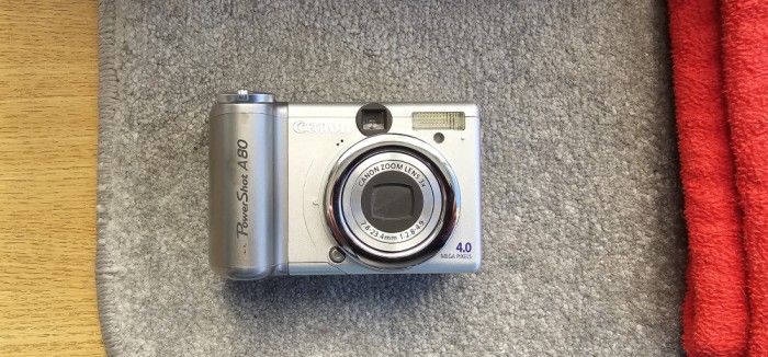 APARAT FOTO DIGITAL Canon PowerShot A80 , FUNCTIONEAZA CU 4 BATERII AAA SAU ACUMULATORI .