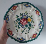 Farfurie ceramica majolica italiana, Italia, vintage / veche, semnata, sgrafitata si decorata floral, 27cm diametru