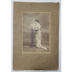 DOAMNA LANGA UN PIEDESTAL , IN STUDIO , FOTOGRAFIE , INCEPUTUL SEC. XX