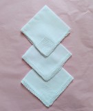 Lot de 3 batiste Vintage din In fin, cu margine crosetata manual si broderie