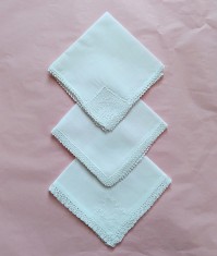 Lot de 3 batiste Vintage din In fin, cu margine crosetata manual si broderie