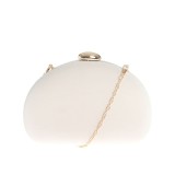 Clutch alb cu design curbat si accesorii aurii