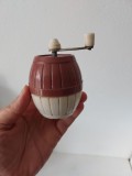 Rasnita de piper veche romaneasca, Resita, 1964, in forma de butoias