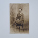 Fotografie format CP: Atelier ambulant, Portret de domn asezat pe scaun, ca. 1915-1920, Transilvania / Romania