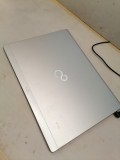 laptop FUJITSU UH572 , fara hdd incarcator si capac spate