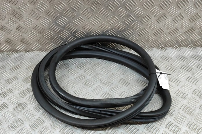 Garnitura ușă dreapta spate PORSCHE CAYENNE 92A 2015 OEM: 7P0867367H,7P0.867.367.H | 22448976