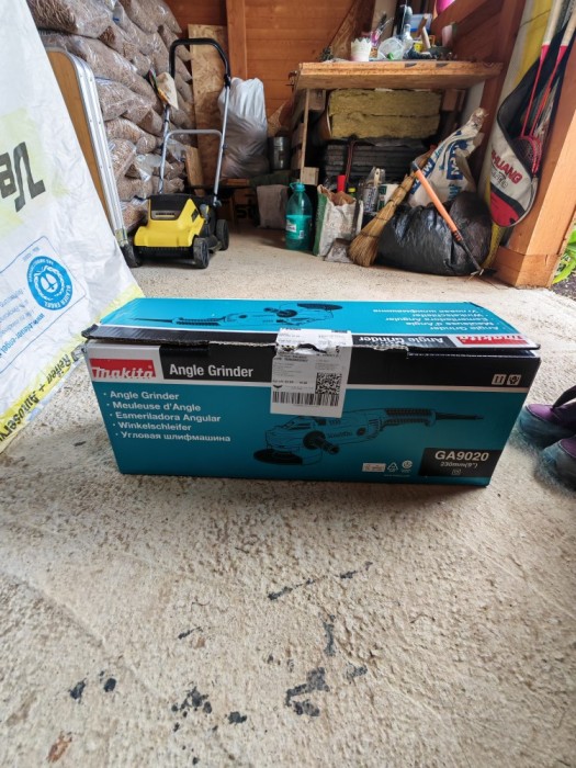 Vand polizor Makita GA9020