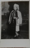 Fotografie, tanara in costum popular romanesc