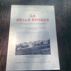 LA BELLE EPOQUE. AUX TEMPS HEUREUX D'AVANT 1914 - AUGUSTE HUGUENIN (CARTE IN LIMBA FRANCEZA)