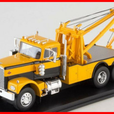 Macheta DIAMOND REO Tow Truck (scara 1/43) NEO