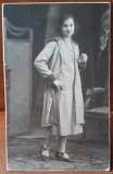 Fotografie pe carton, tip carte postala, tanara perioada interbelica