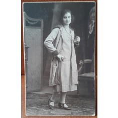 Fotografie pe carton, tip carte postala, tanara perioada interbelica