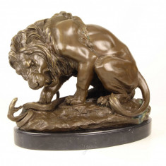 Leul si sarpele-statueta din bronz pe un soclu din marmura KF-14