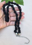 COLIER LUCRAT CU MĂRGELE MICI DIN STICLĂ NEAGRA