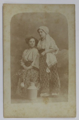 MAMA CU FIICA IN COSTUME POPULARE , FOTOGRAFIE TIP CARTE POSTALA , INCEPUTUL SEC. XX foto