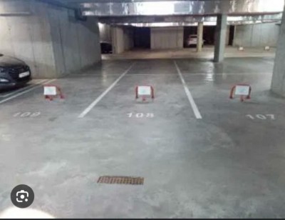 &amp;Icirc;nchiriez loc de parcare foto