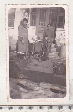 bnk foto Femei cu copii ,carucior si ursulet de plus - Boldesti 1937 foto