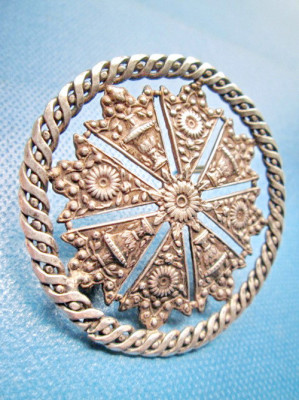 5302-Brosa veche metal argintat cu design deosebit cca 1930 defecta. foto