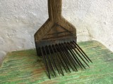 Darac vechi taranesc din lemn si metal realizat manual pentru prelucrat / scarmanat lana sau canepa prima jumatate a sec XX !