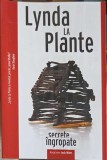 Secrete Ingropate - Lynda La Plante, Crime Scene Press, 2022, Carte Politista, Paperback, Romana, 391 Pagini