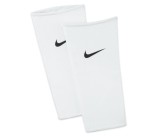 Cumpara ieftin Mansoane Protectie Tibie Nike Guard Lock Albe S - Fotbal, Material Elastic, Prindere Silicon, Respirabile - Outlet