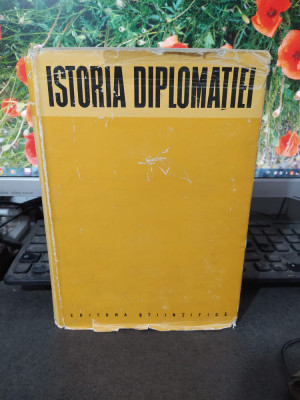 Istoria Diplomației, vol. 1, Editura Științifică, București 1962, 153 foto