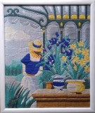 T&acirc;nără &icirc;ngrijind irişi şi narcise - broderie artistică (cusătură lungă - long stitch)