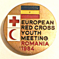 MEDICINA INSIGNA CRUCEA ROSIE EUROPEAN RED CROSS YOUTH MEET ROMANIA 1984 29,35MM