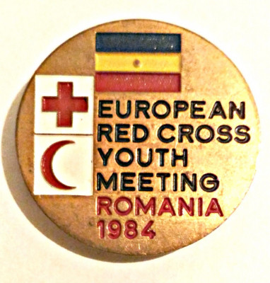 MEDICINA INSIGNA CRUCEA ROSIE EUROPEAN RED CROSS YOUTH MEET ROMANIA 1984 29,35MM foto