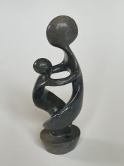 Sculptura in piatra naturala reprezentand doua figurine, arta africana, anii 1980, semnata ANANIA