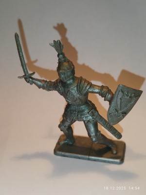 bnk jc Crescent M4 cavaler cu sabie si scut foto