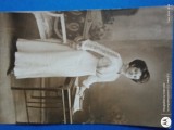 moda anilor 1900 , fotografie distinsa doamna intr o incapere ,tip si dimensiuni carte postala,interesanta
