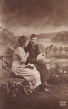 Cuplu cu mandolina pe banca lemn, Scrisa 1929, Dimensiune 14 x 9 cm, Stare buna