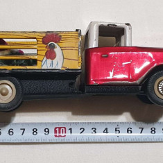 Chevrolet camion transport pasari de ferma jucarie din tabla, veche anii 1970