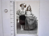 Fotografie cu 2 fete &icirc;n costume populare &icirc;n 1958
