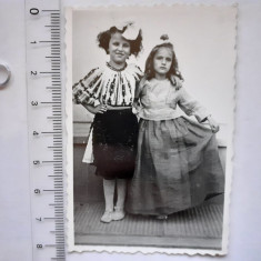 Fotografie cu 2 fete în costume populare în 1958