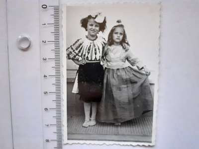 Fotografie cu 2 fete &amp;icirc;n costume populare &amp;icirc;n 1958 foto