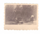 Foto mica femeie pe banca, stare buna