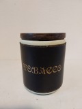 Borcan / vas ceramic vintage, imbracat in piele (sintetica) imprimata cu TOBACCO, capac de lemn si pluta