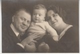 M5 B38 - FOTO - FOTOGRAFIE FOARTE VECHE - o familie fericita - anul 1932