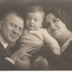 M5 B38 - FOTO - FOTOGRAFIE FOARTE VECHE - o familie fericita - anul 1932