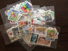 PLIC FILATELIC CU 50 TIMBRE STRAINE DIFERITE STAMPILATE, CU TEMATICA FOTBAL + BONUS