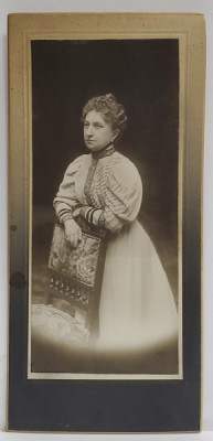 DOAMNA LANGA SCAUN , FOTOGRAFIE IN STUDIO , CCA. 1900 foto