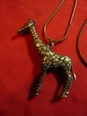 Medalion Girafa metal emailat L=6cm ,cu lant L=88cm foto