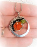 B7. Pandantiv Tondo cu floare de carneol, fire si metal, 3 cm, RavariuArt