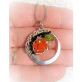 B7. Pandantiv Tondo cu floare de carneol, fire si metal, 3 cm
