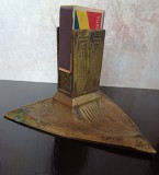 NI14 Suport antebelic din alamă pentru chibrituri, cu cutie rom&acirc;nească plină cu chibrituri originale